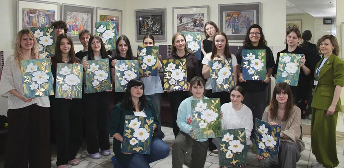 Участники мастер-класса с готовыми картинами. Общее фото
